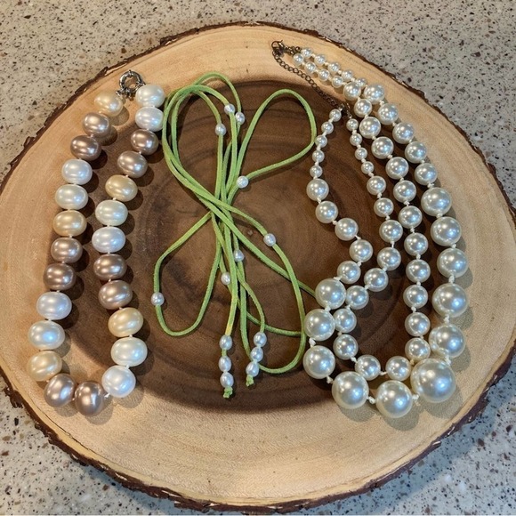 Lot OF 3 COSTUME JEWELRY PEARL NECKLACES - Picture 1 of 8